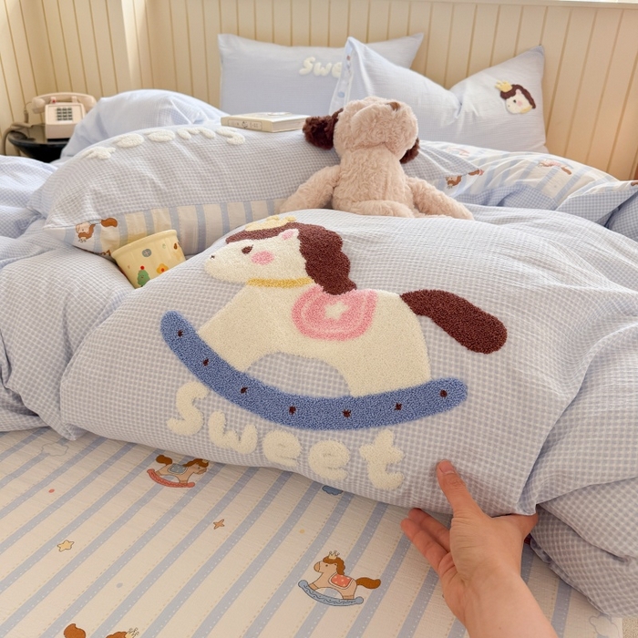 91家纺网 家纺一手货源 找家纺 艾特你 2026新款针织提花双层纱可爱毛巾绣四件套 木马