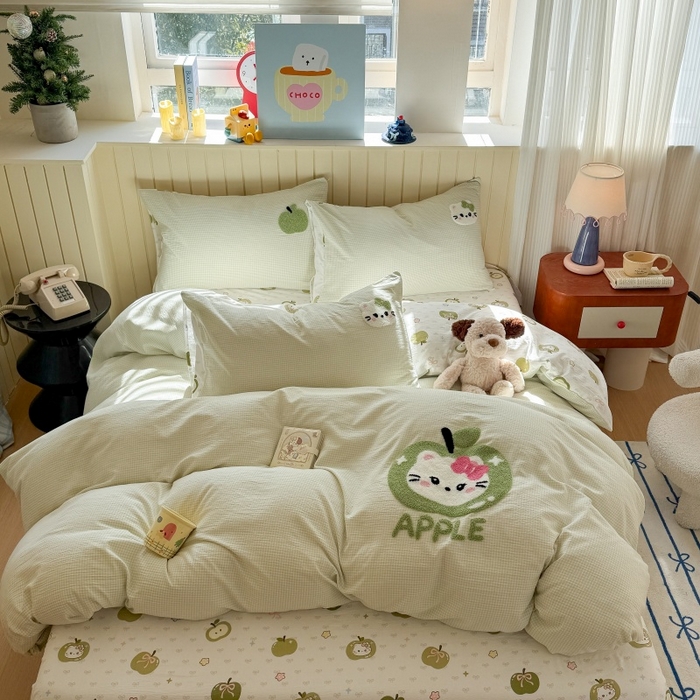 91家纺网 家纺一手货源 找家纺 艾特你 2026新款针织提花双层纱可爱毛巾绣四件套 苹果小猫