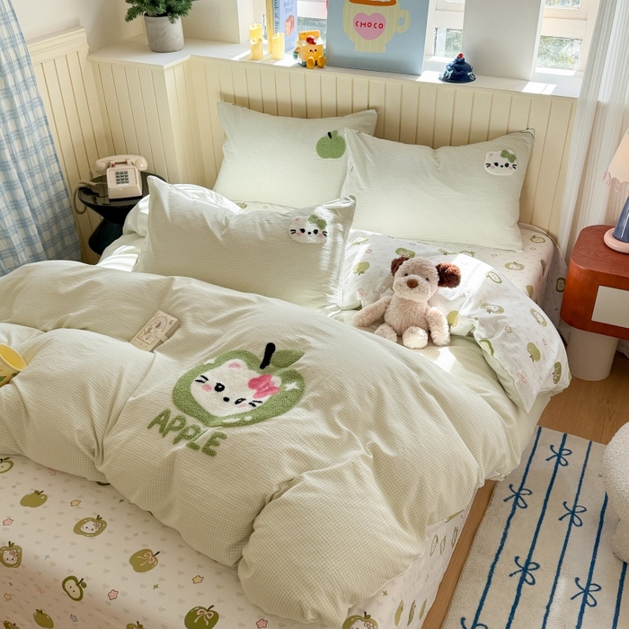 91家纺网 家纺一手货源 找家纺 艾特你 2026新款针织提花双层纱可爱毛巾绣四件套 苹果小猫