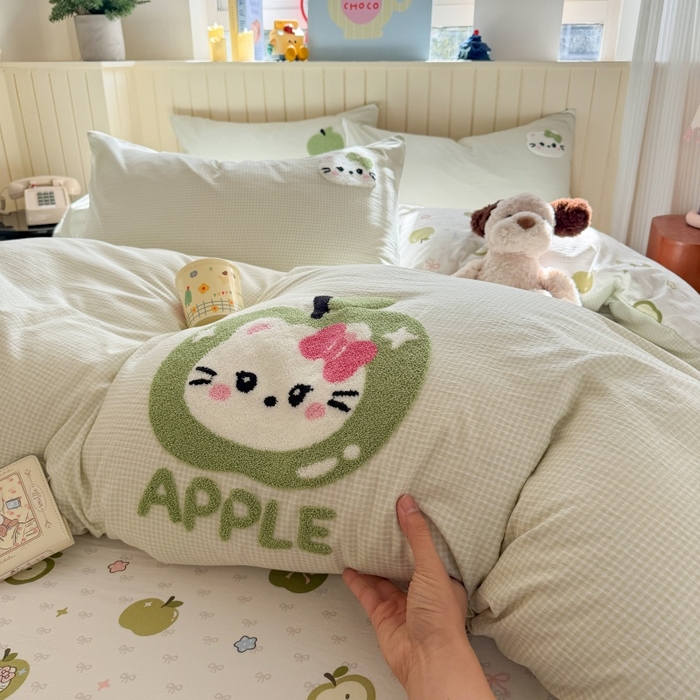 91家纺网 家纺一手货源 找家纺 艾特你 2026新款针织提花双层纱可爱毛巾绣四件套 苹果小猫