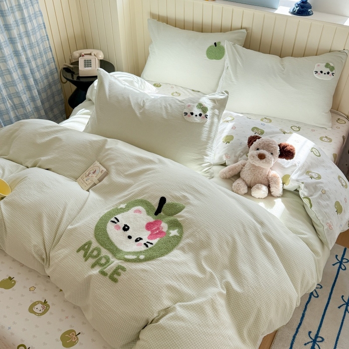 91家纺网 家纺一手货源 找家纺 艾特你 2026新款针织提花双层纱可爱毛巾绣四件套 苹果小猫