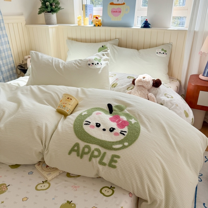 91家纺网 家纺一手货源 找家纺 艾特你 2026新款针织提花双层纱可爱毛巾绣四件套 苹果小猫