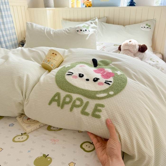 91家纺网 家纺一手货源 找家纺 艾特你 2026新款针织提花双层纱可爱毛巾绣四件套 苹果小猫