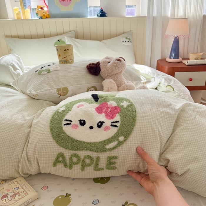 91家纺网 家纺一手货源 找家纺 艾特你 2026新款针织提花双层纱可爱毛巾绣四件套 苹果小猫