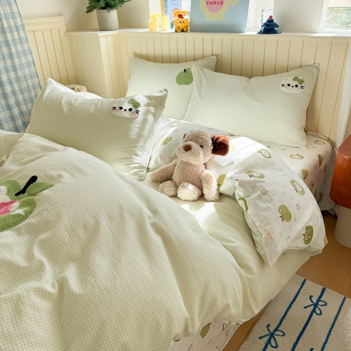 91家纺网 家纺一手货源 找家纺 艾特你 2026新款针织提花双层纱可爱毛巾绣四件套 苹果小猫