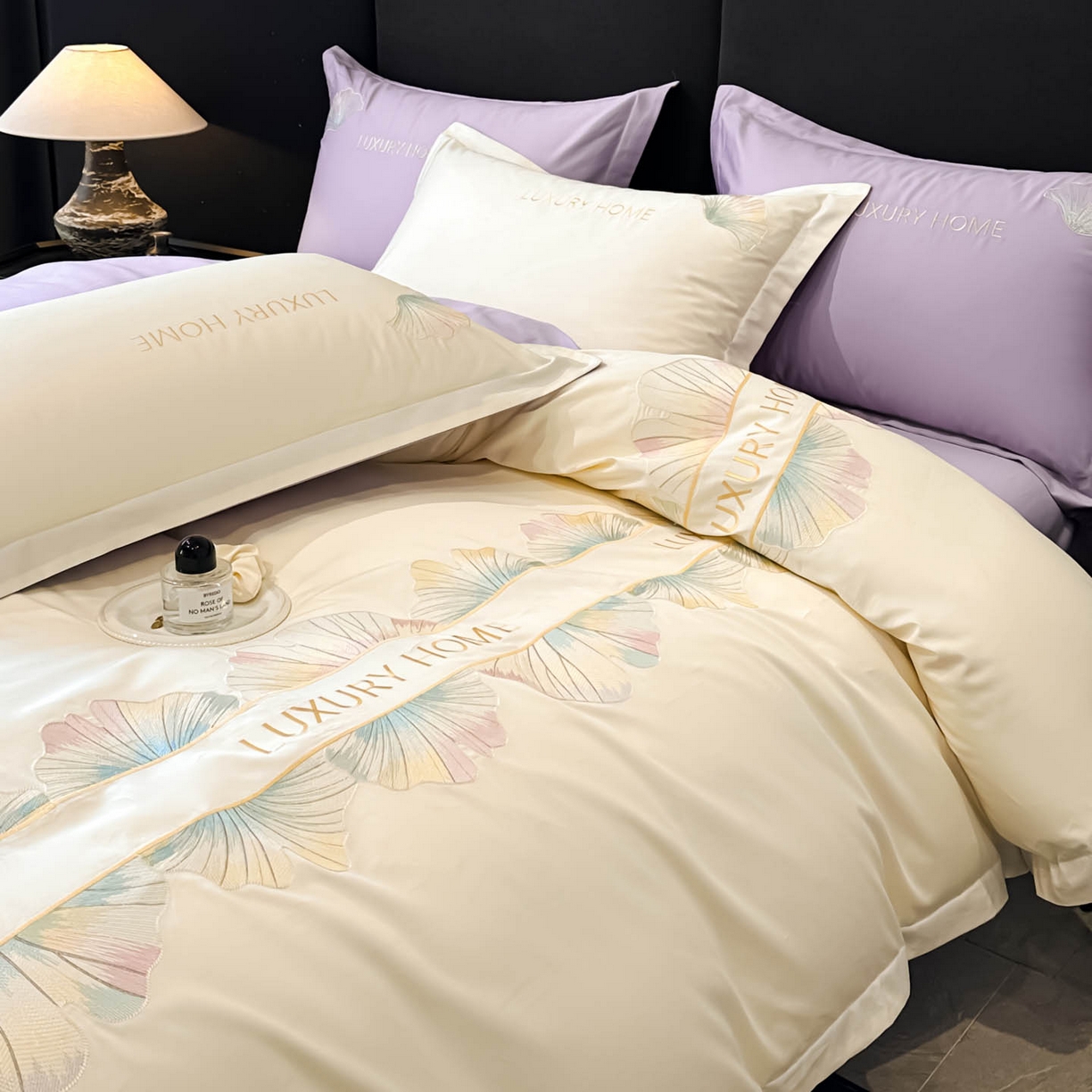 91家纺网 家纺一手货源 找家纺 润锦云 2026新款A类全棉纯棉刺绣四件套-花漾 花漾-云母白+梦幻紫