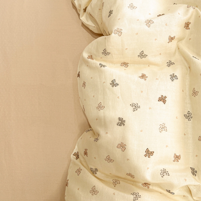 91家纺网 家纺一手货源 找家纺 亿梵家居 2026新款A类母婴级有氧纯棉印花双面全棉双层纱四件套-床拍图蝴蝶结