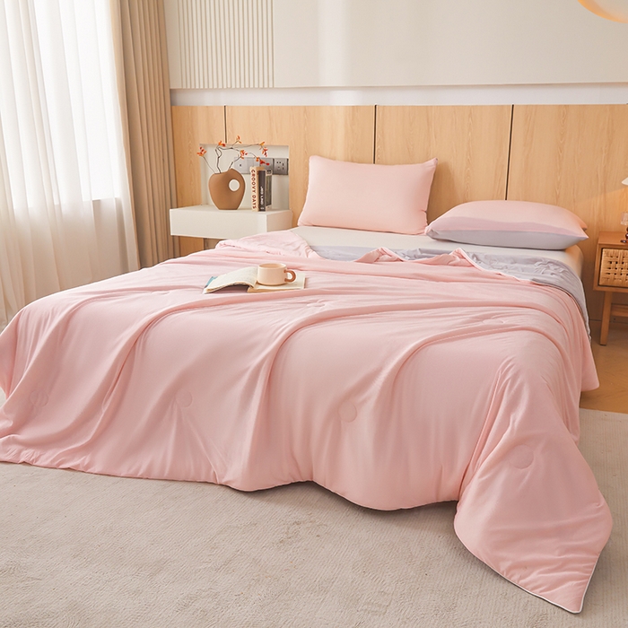 91家纺网 家纺一手货源 找家纺 织雅漫 2026新款A类云母氨纶凉感丝夏被空调被夏凉被（可供外贸跨境） 梦幻粉+山灰