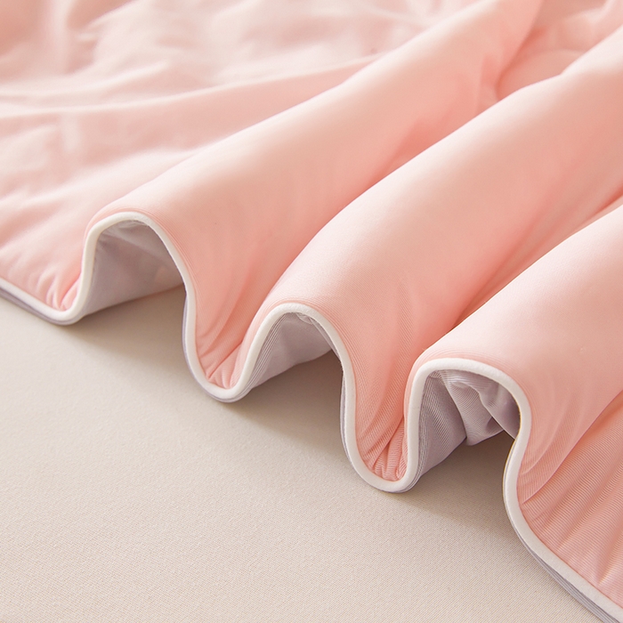 91家纺网 家纺一手货源 找家纺 织雅漫 2026新款A类云母氨纶凉感丝夏被空调被夏凉被（可供外贸跨境） 梦幻粉+山灰