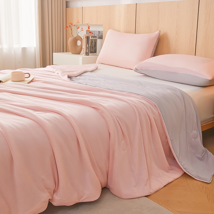 91家纺网 家纺一手货源 找家纺 织雅漫 2026新款A类云母氨纶凉感丝夏被空调被夏凉被（可供外贸跨境） 梦幻粉+山灰