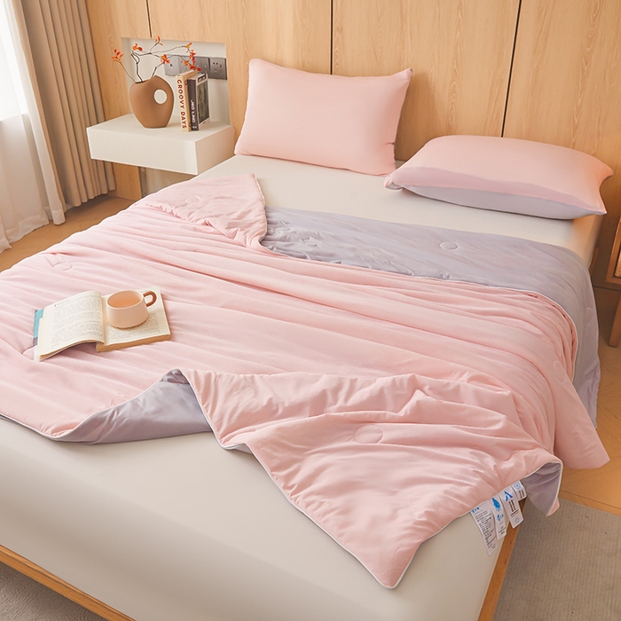 91家纺网 家纺一手货源 找家纺 织雅漫 2026新款A类云母氨纶凉感丝夏被空调被夏凉被（可供外贸跨境） 梦幻粉+山灰