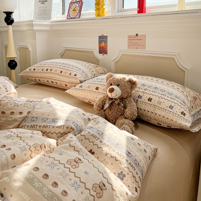 91家纺网 家纺一手货源 找家纺 亿梵家居 2026新款A类母婴级有氧纯棉印花双面全棉双层纱四件套-床拍图冬峪熊-咖