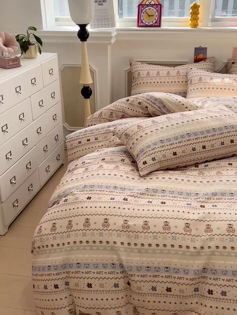 91家纺网 家纺一手货源 找家纺 亿梵家居 2026新款A类母婴级有氧纯棉印花双面全棉双层纱四件套-床拍图冬峪熊-咖
