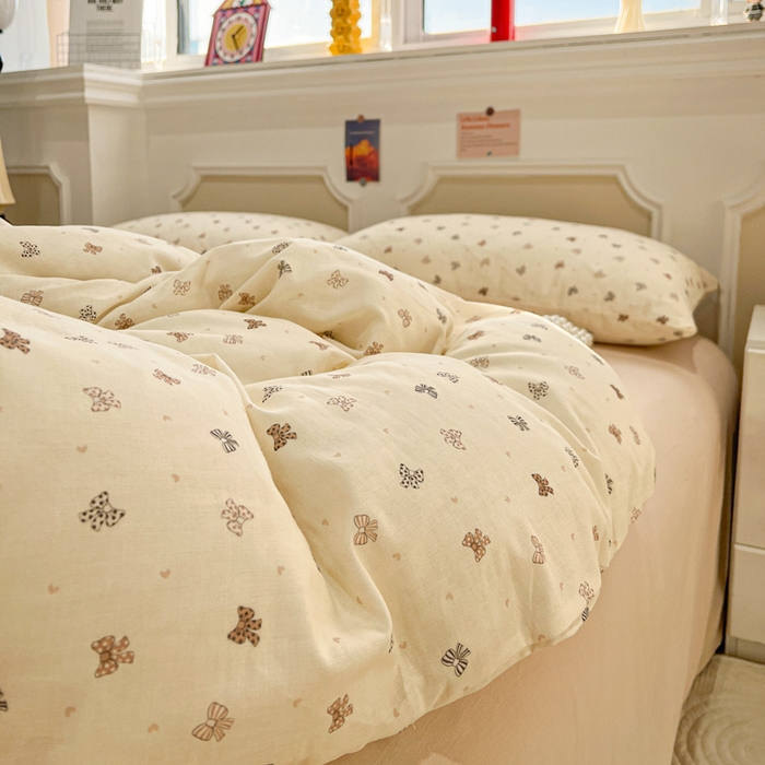 91家纺网 家纺一手货源 找家纺 亿梵家居 2026新款A类母婴级有氧纯棉印花双面全棉双层纱四件套-床拍图蝴蝶结
