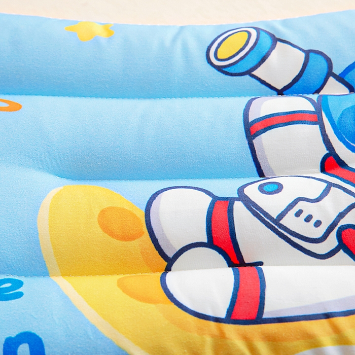 91家纺网 家纺一手货源 找家纺 鱼宝 2026新款A类全棉40S数码印花原创大版卡通豆豆枕枕头枕芯 宇航员