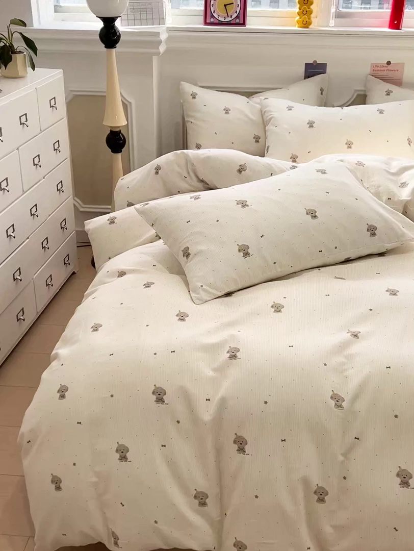 91家纺网 家纺一手货源 找家纺 亿梵家居 2026新款A类母婴级有氧纯棉印花双面全棉双层纱四件套-床拍图柯基