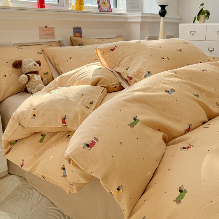 91家纺网 家纺一手货源 找家纺 亿梵家居 2026新款A类母婴级有氧纯棉印花双面全棉双层纱四件套-床拍图腊肠狗-咖