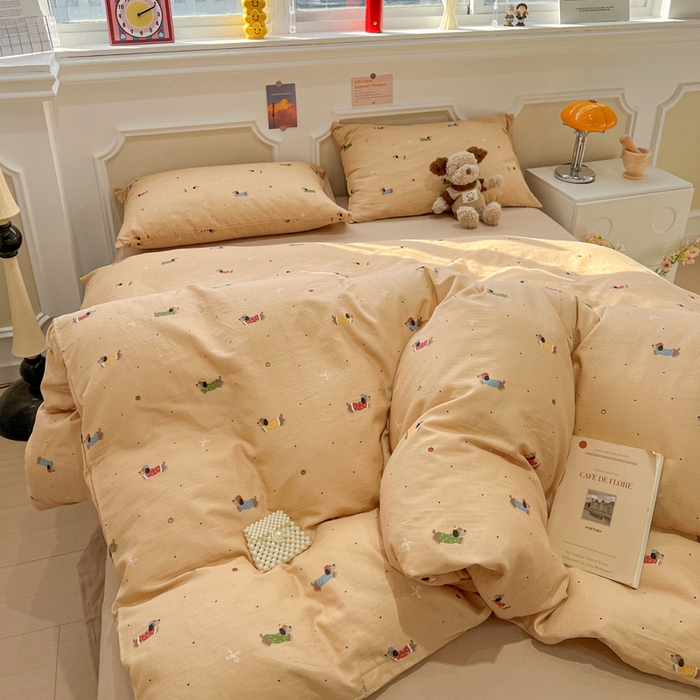 91家纺网 家纺一手货源 找家纺 亿梵家居 2026新款A类母婴级有氧纯棉印花双面全棉双层纱四件套-床拍图腊肠狗-咖