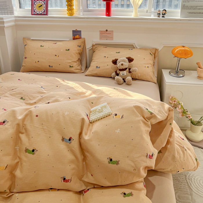 91家纺网 家纺一手货源 找家纺 亿梵家居 2026新款A类母婴级有氧纯棉印花双面全棉双层纱四件套-床拍图腊肠狗-咖