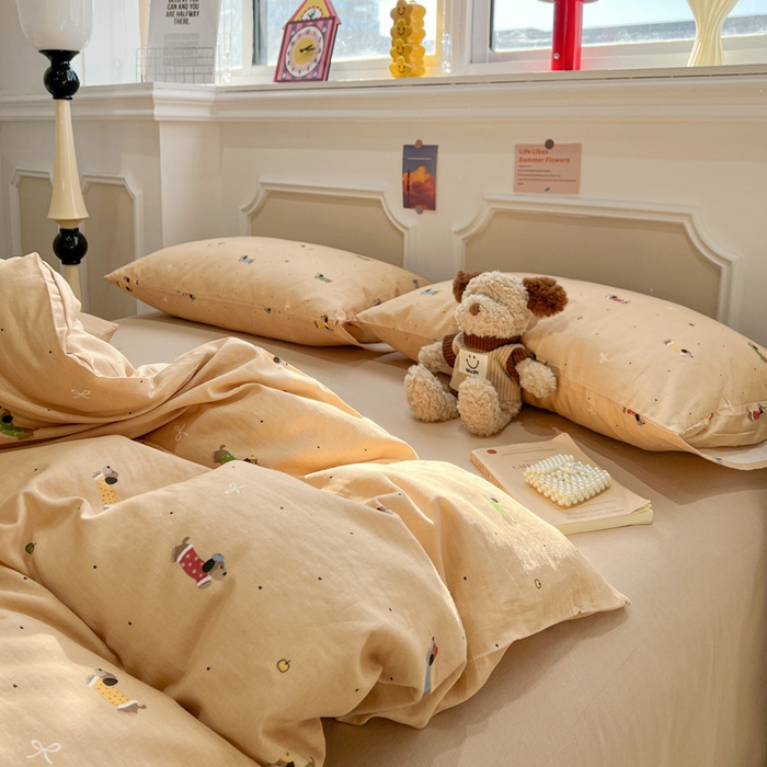 91家纺网 家纺一手货源 找家纺 亿梵家居 2026新款A类母婴级有氧纯棉印花双面全棉双层纱四件套-床拍图腊肠狗-咖