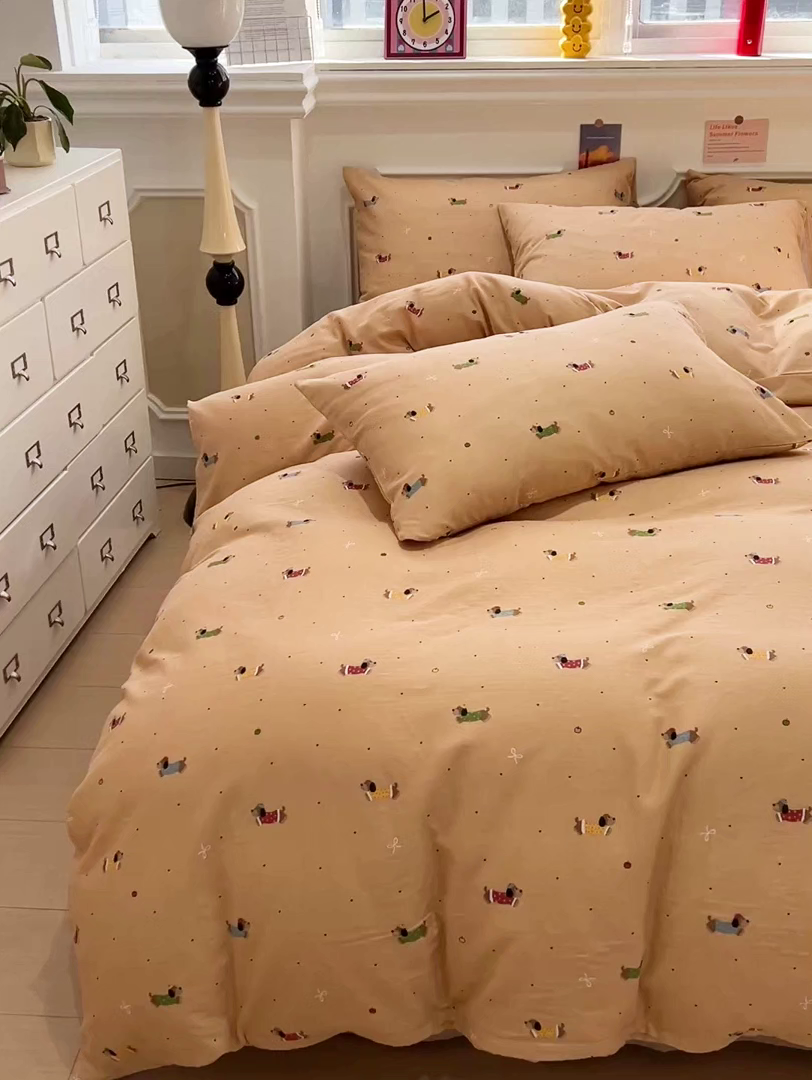 91家纺网 家纺一手货源 找家纺 亿梵家居 2026新款A类母婴级有氧纯棉印花双面全棉双层纱四件套-床拍图腊肠狗-咖