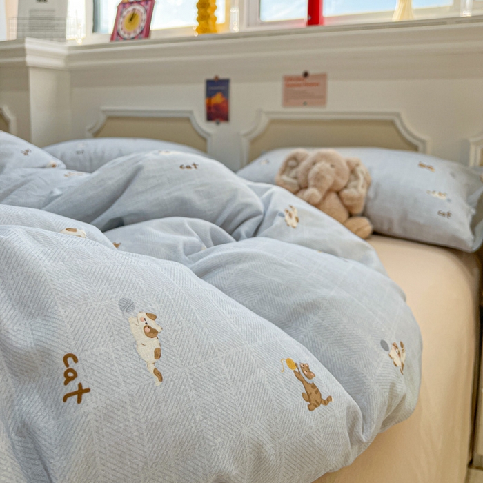 91家纺网 家纺一手货源 找家纺 亿梵家居 2026新款A类母婴级有氧纯棉印花双面全棉双层纱四件套-床拍图猫咪绣球