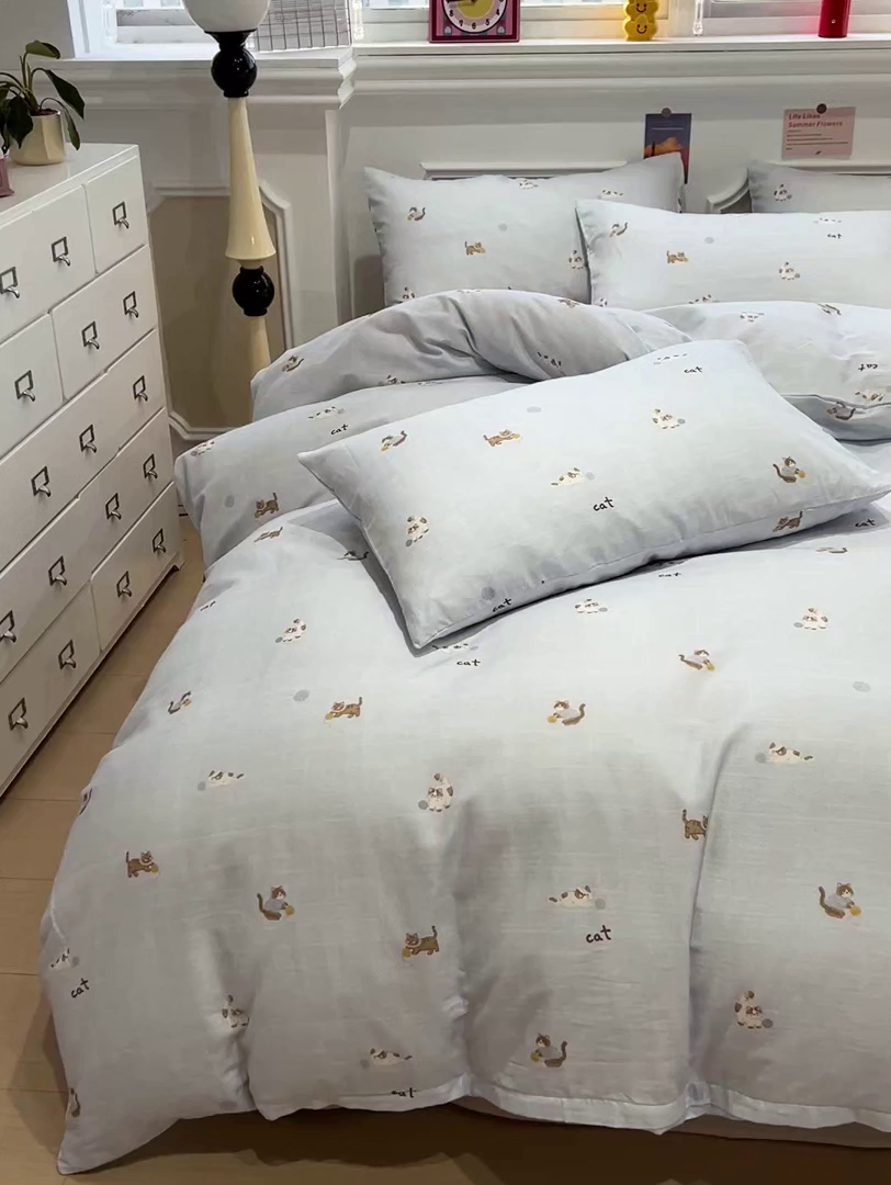 91家纺网 家纺一手货源 找家纺 亿梵家居 2026新款A类母婴级有氧纯棉印花双面全棉双层纱四件套-床拍图猫咪绣球