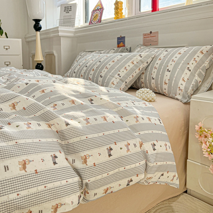 91家纺网 家纺一手货源 找家纺 亿梵家居 2026新款A类母婴级有氧纯棉印花双面全棉双层纱四件套-床拍图浅条小狗