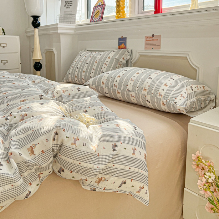 91家纺网 家纺一手货源 找家纺 亿梵家居 2026新款A类母婴级有氧纯棉印花双面全棉双层纱四件套-床拍图浅条小狗