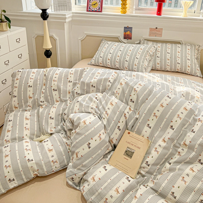 91家纺网 家纺一手货源 找家纺 亿梵家居 2026新款A类母婴级有氧纯棉印花双面全棉双层纱四件套-床拍图浅条小狗