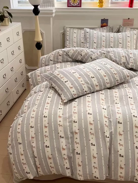 91家纺网 家纺一手货源 找家纺 亿梵家居 2026新款A类母婴级有氧纯棉印花双面全棉双层纱四件套-床拍图浅条小狗