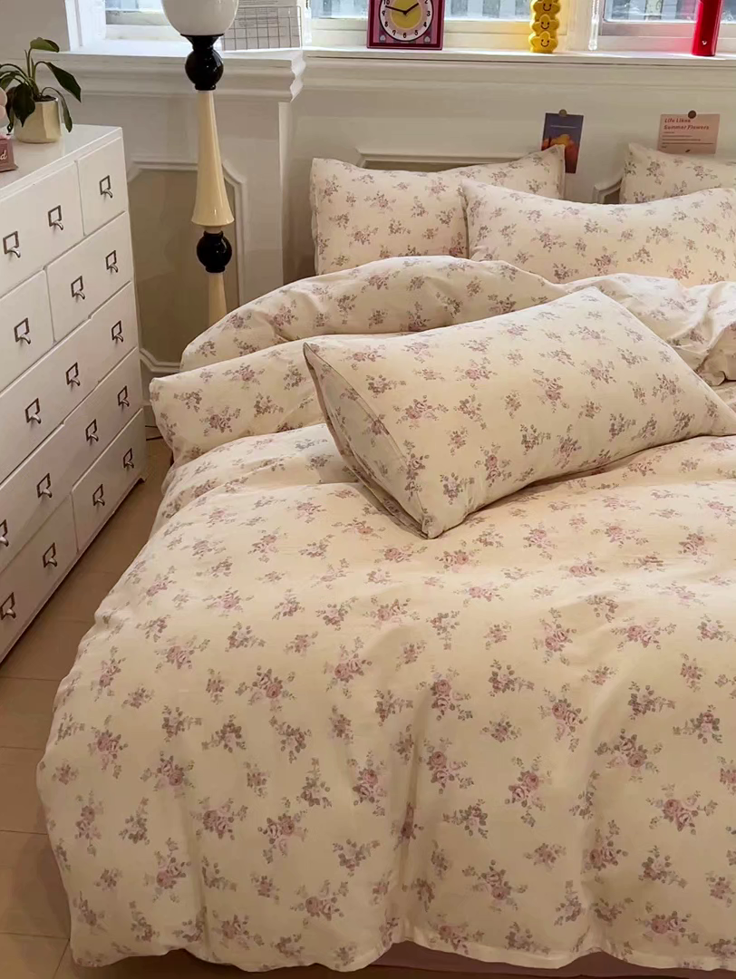 91家纺网 家纺一手货源 找家纺 亿梵家居 2026新款A类母婴级有氧纯棉印花双面全棉双层纱四件套-床拍图山花漫-米