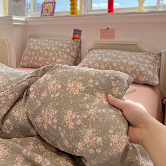 91家纺网 家纺一手货源 找家纺 亿梵家居 2026新款A类母婴级有氧纯棉印花双面全棉双层纱四件套-床拍图苏漫花园