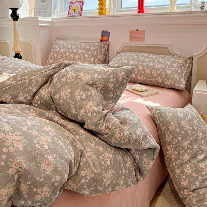 91家纺网 家纺一手货源 找家纺 亿梵家居 2026新款A类母婴级有氧纯棉印花双面全棉双层纱四件套-床拍图苏漫花园