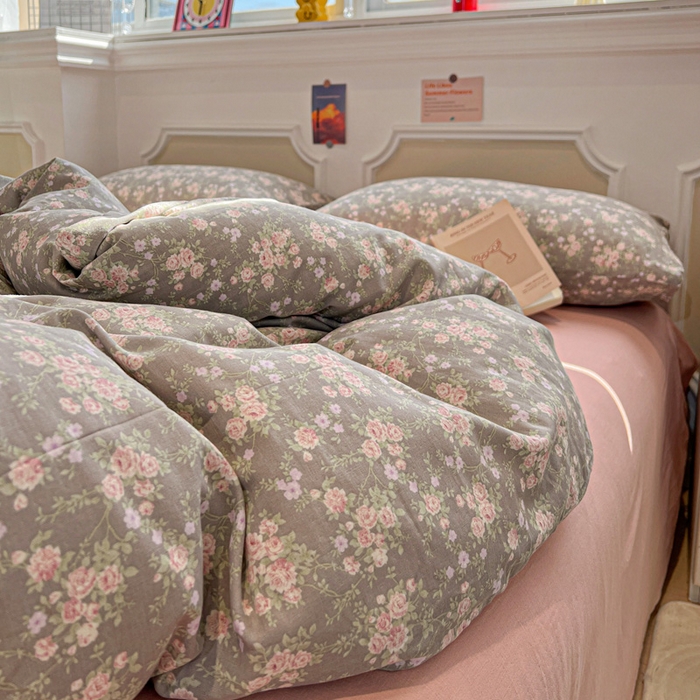 91家纺网 家纺一手货源 找家纺 亿梵家居 2026新款A类母婴级有氧纯棉印花双面全棉双层纱四件套-床拍图苏漫花园