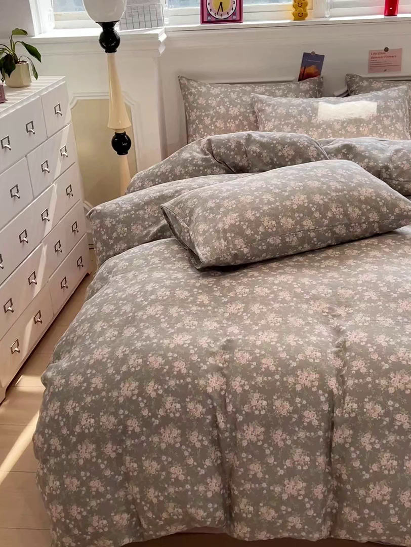 91家纺网 家纺一手货源 找家纺 亿梵家居 2026新款A类母婴级有氧纯棉印花双面全棉双层纱四件套-床拍图苏漫花园