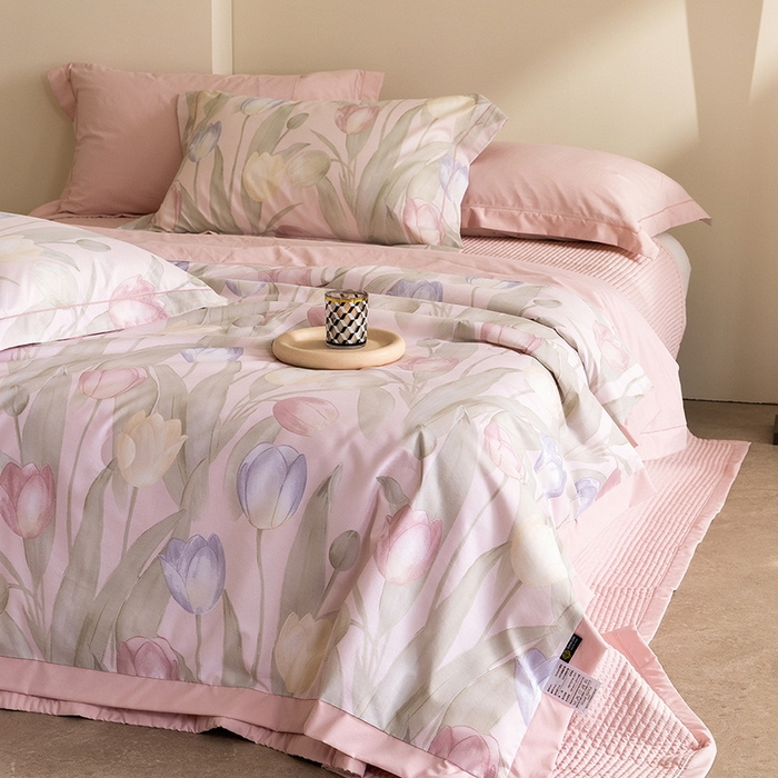 91家纺网 家纺一手货源 找家纺 立奥被业 2026新品冰丝棉夏被四件套竹节纱夏被四件套 翠袖黄冠-粉