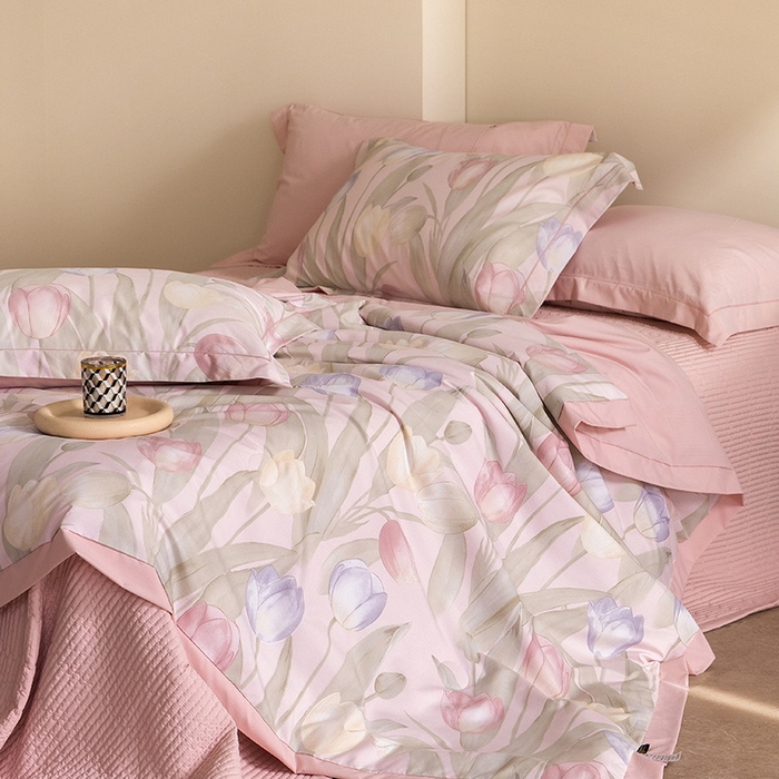 91家纺网 家纺一手货源 找家纺 立奥被业 2026新品冰丝棉夏被四件套竹节纱夏被四件套 翠袖黄冠-粉