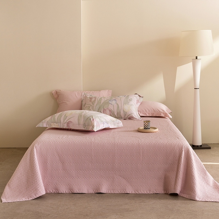 91家纺网 家纺一手货源 找家纺 立奥被业 2026新品冰丝棉夏被四件套竹节纱夏被四件套 翠袖黄冠-粉