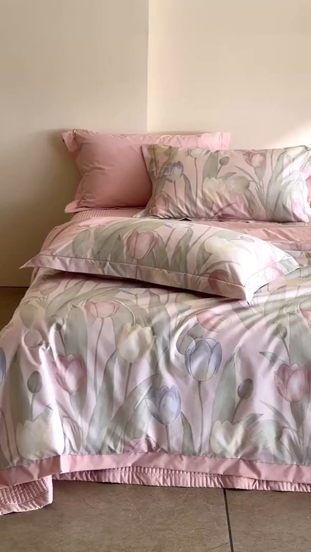 91家纺网 家纺一手货源 找家纺 立奥被业 2026新品冰丝棉夏被四件套竹节纱夏被四件套 翠袖黄冠-粉