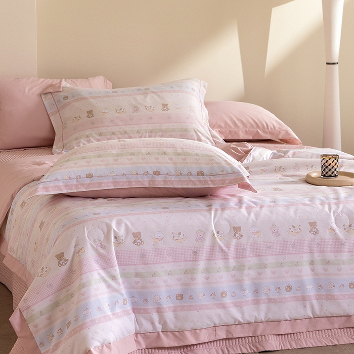 91家纺网 家纺一手货源 找家纺 立奥被业 2026新品冰丝棉夏被四件套竹节纱夏被四件套 动物乐园-粉