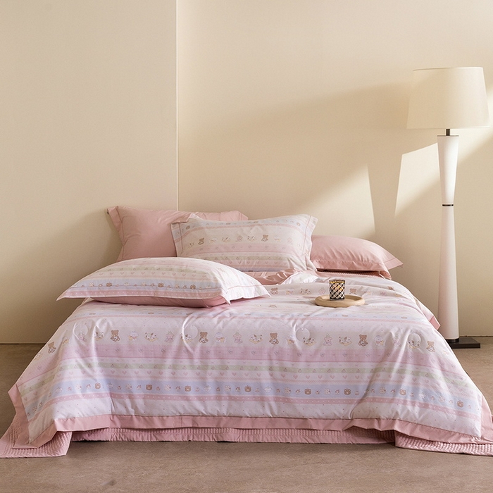 91家纺网 家纺一手货源 找家纺 立奥被业 2026新品冰丝棉夏被四件套竹节纱夏被四件套 动物乐园-粉