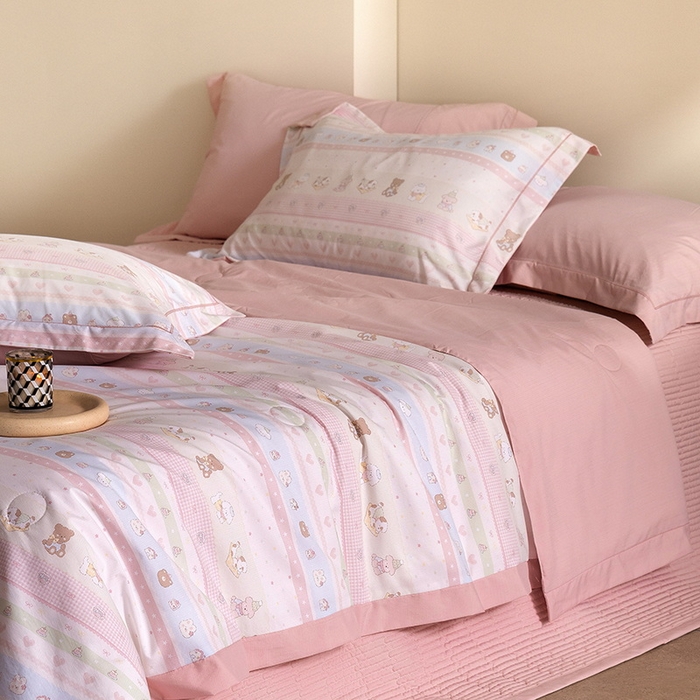 91家纺网 家纺一手货源 找家纺 立奥被业 2026新品冰丝棉夏被四件套竹节纱夏被四件套 动物乐园-粉