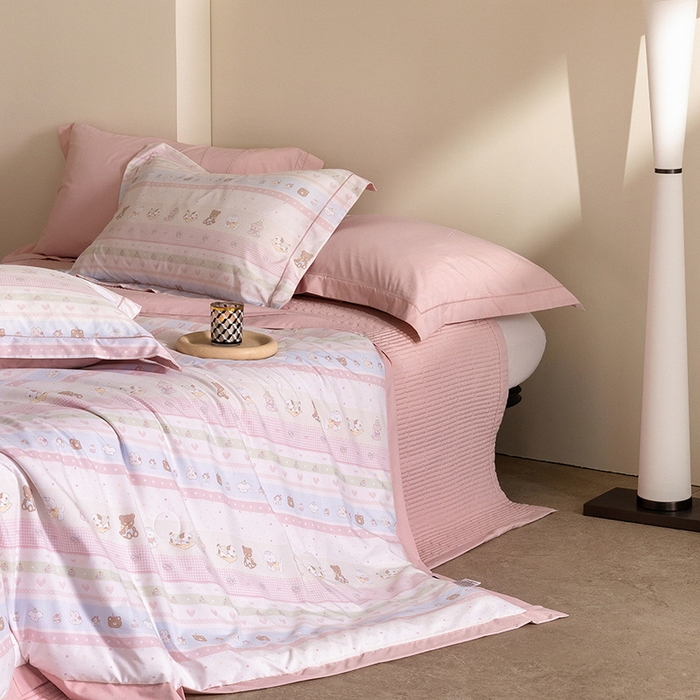 91家纺网 家纺一手货源 找家纺 立奥被业 2026新品冰丝棉夏被四件套竹节纱夏被四件套 动物乐园-粉