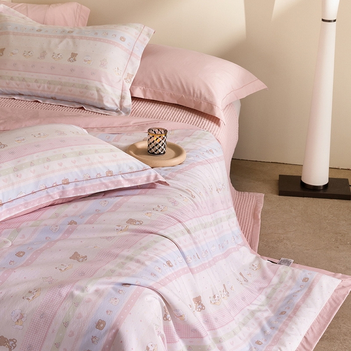 91家纺网 家纺一手货源 找家纺 立奥被业 2026新品冰丝棉夏被四件套竹节纱夏被四件套 动物乐园-粉