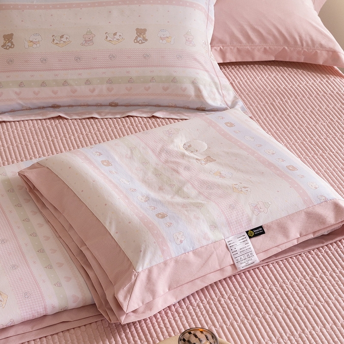 91家纺网 家纺一手货源 找家纺 立奥被业 2026新品冰丝棉夏被四件套竹节纱夏被四件套 动物乐园-粉