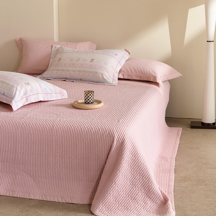 91家纺网 家纺一手货源 找家纺 立奥被业 2026新品冰丝棉夏被四件套竹节纱夏被四件套 动物乐园-粉