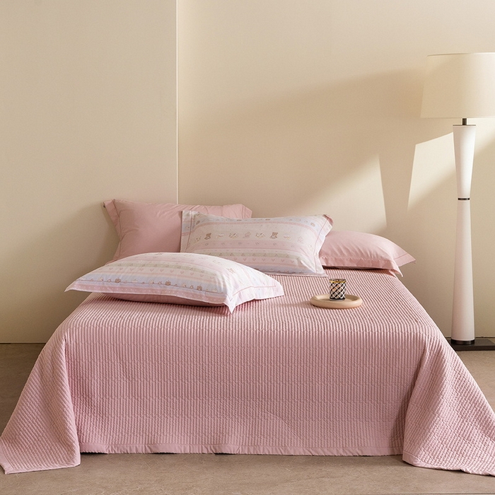 91家纺网 家纺一手货源 找家纺 立奥被业 2026新品冰丝棉夏被四件套竹节纱夏被四件套 动物乐园-粉