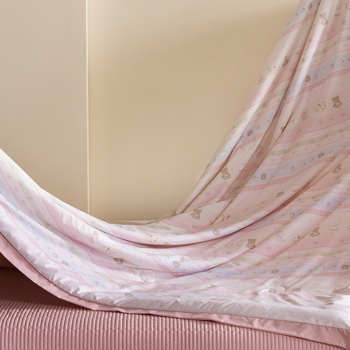 91家纺网 家纺一手货源 找家纺 立奥被业 2026新品冰丝棉夏被四件套竹节纱夏被四件套 动物乐园-粉