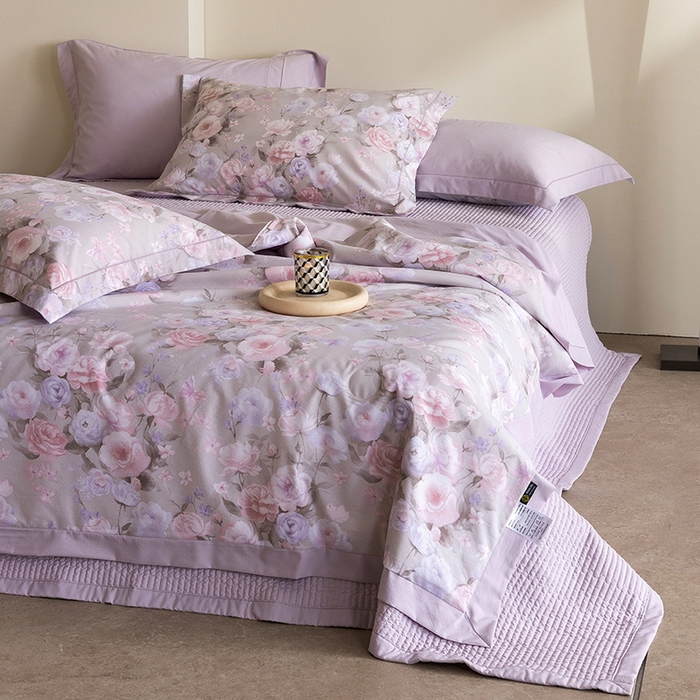 91家纺网 家纺一手货源 找家纺 立奥被业 2026新品冰丝棉夏被四件套竹节纱夏被四件套 风语花序-紫